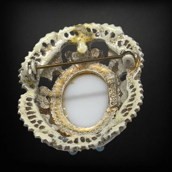 Vintage Florenza Antiqued White Enamel Courting Couple Bead Brooch - Picture 2 of 3